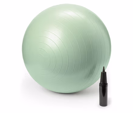 Ein pastellgrüner Gymnastikball steht neben einer schwarzen Handpumpe.