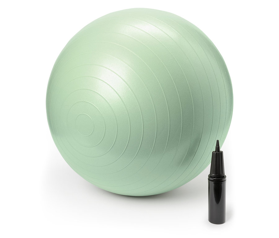 Ein pastellgrüner Gymnastikball steht neben einer schwarzen Handpumpe.