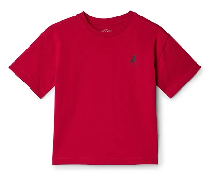 Rotes T-Shirt mit kleinem, grünem Fußballspieler-Logo auf der Brust.