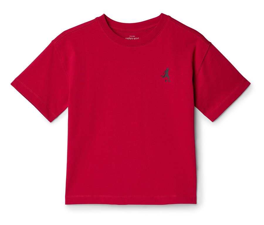 Rotes T-Shirt mit kleinem, grünem Fußballspieler-Logo auf der Brust.