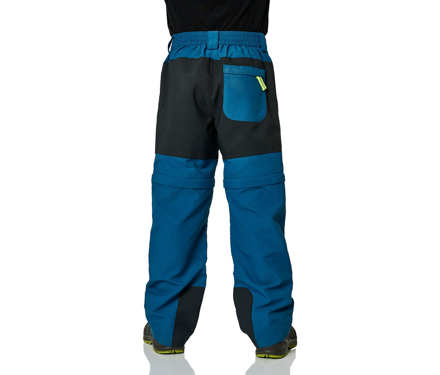 Nahaufnahme der Rückseite einer Person, die blaue und schwarze Hosen trägt.