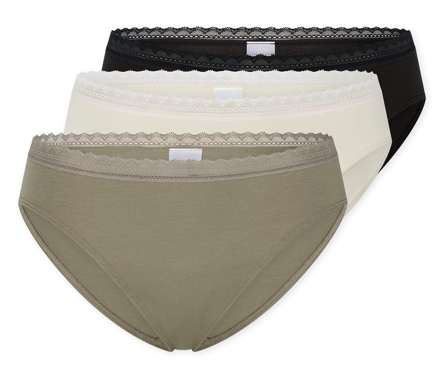 Drei Baumwollslips in Schwarz, Creme und Khaki liegen übereinander.