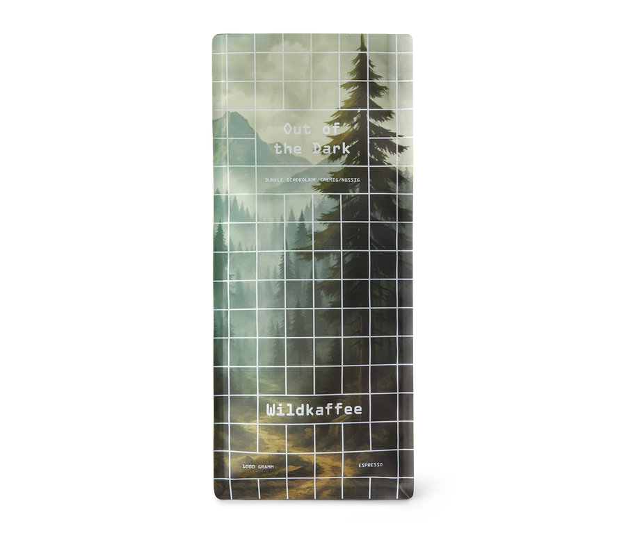 Eine Packung Wildkaffee - Out of the Dark Espresso - 1 kg Ganze Bohne mit Waldmotiv und Gittermuster steht aufrecht.