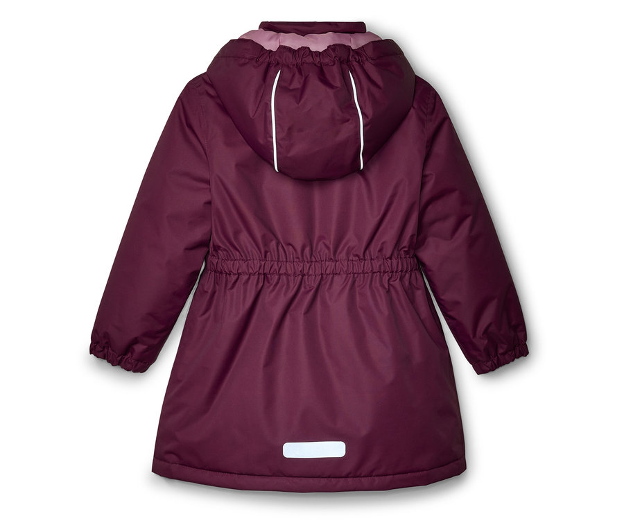 Pflaumenfarbene Kinderjacke von hinten mit Kapuze, elastischem Bund und reflektierenden Details.
