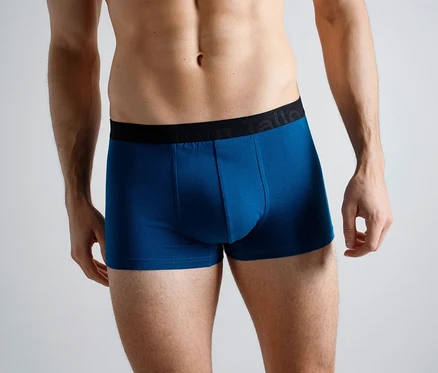 Mann trägt blaue Boxershorts mit schwarzem Bund.
