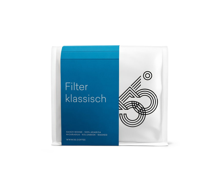 Eine Packung Filter Klassisch Kaffee mit blauem Etikett und weißer Verpackung mit schwarzem Logo.