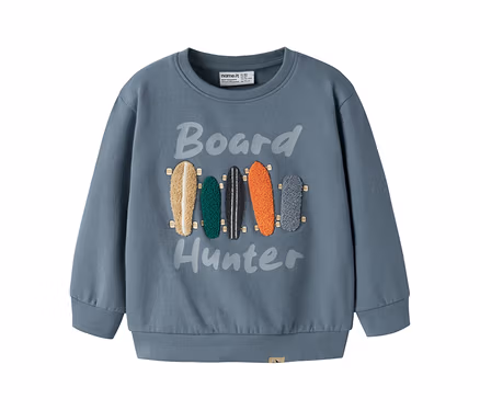 Blaues Sweatshirt mit "Board Hunter" Aufschrift und vier strukturierten Skateboard-Designs in Beige, Grün, Orange und Grau.