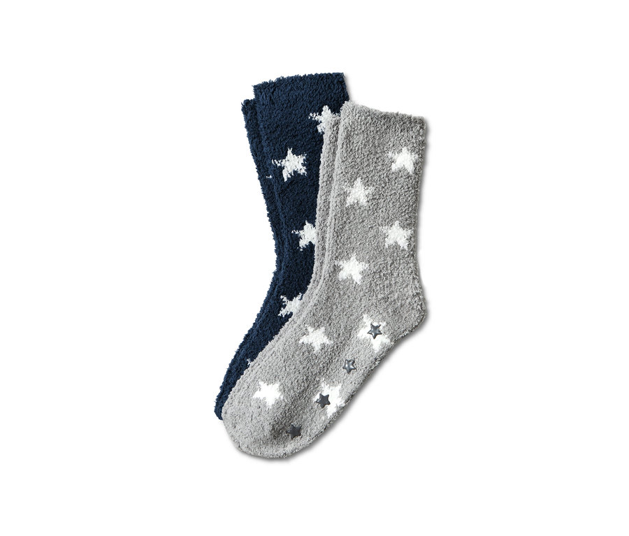 Zwei Paar Kuschelsocken, einmal dunkelblau und einmal grau, jeweils mit Sternen.