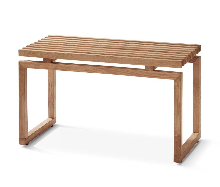 Eine Sitzbank aus Holz mit Lattenrost.