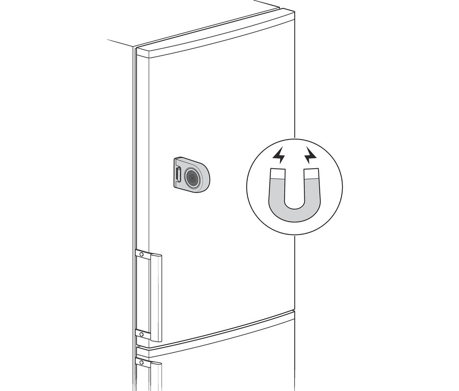 Magnetischer TWS-Bluetooth®-Lautsprecher an einem Kühlschrank befestigt.