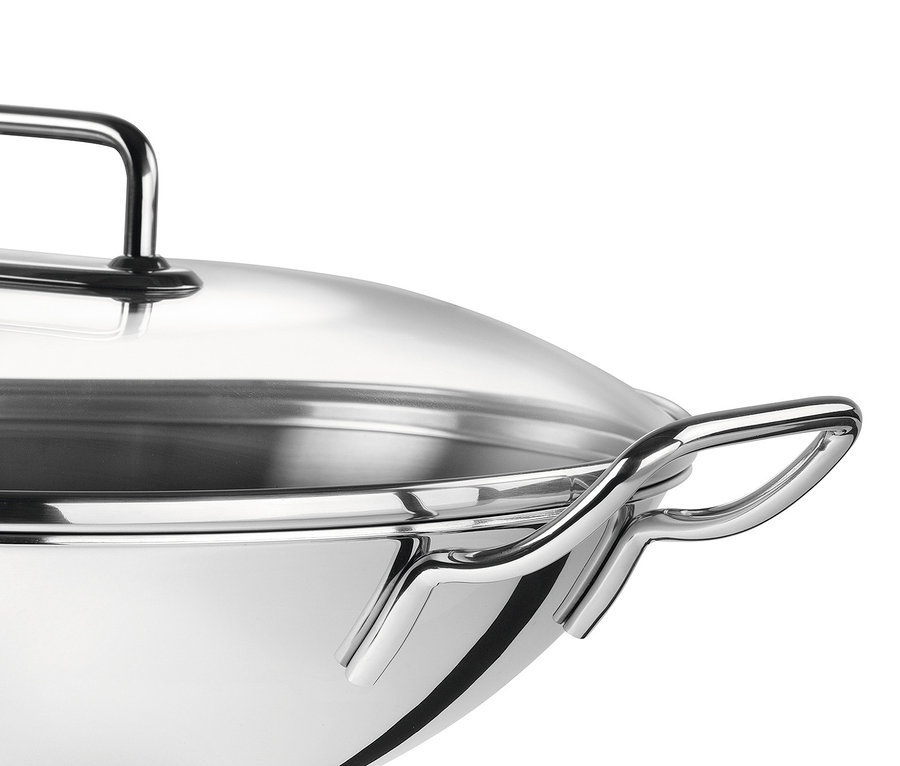 Detailaufnahme eines ZWILLING® Plus Woks aus Edelstahl mit Deckel.