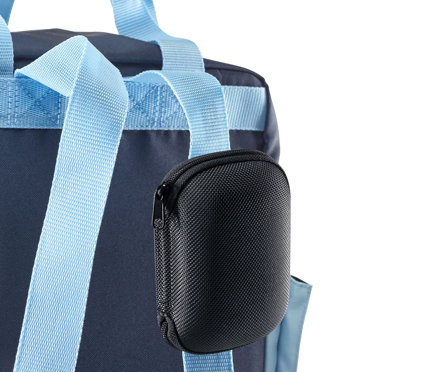 Eine schwarze Hülle für faltbare Sonnenbrille hängt an einem blauen Rucksackriemen.