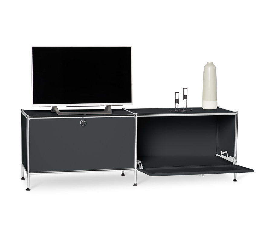 Schwarzes Lowboard Metall »CN3« mit Klappenfächern, auf dem ein Fernseher steht.