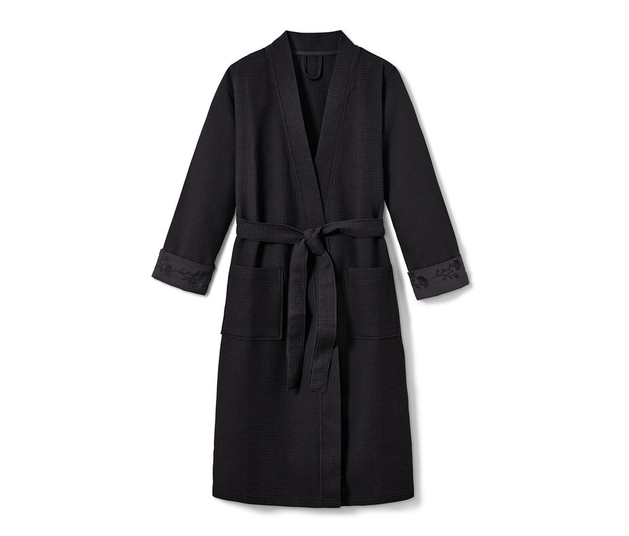 Schwarzer Damen-Bademantel mit Gürtel und Taschen.