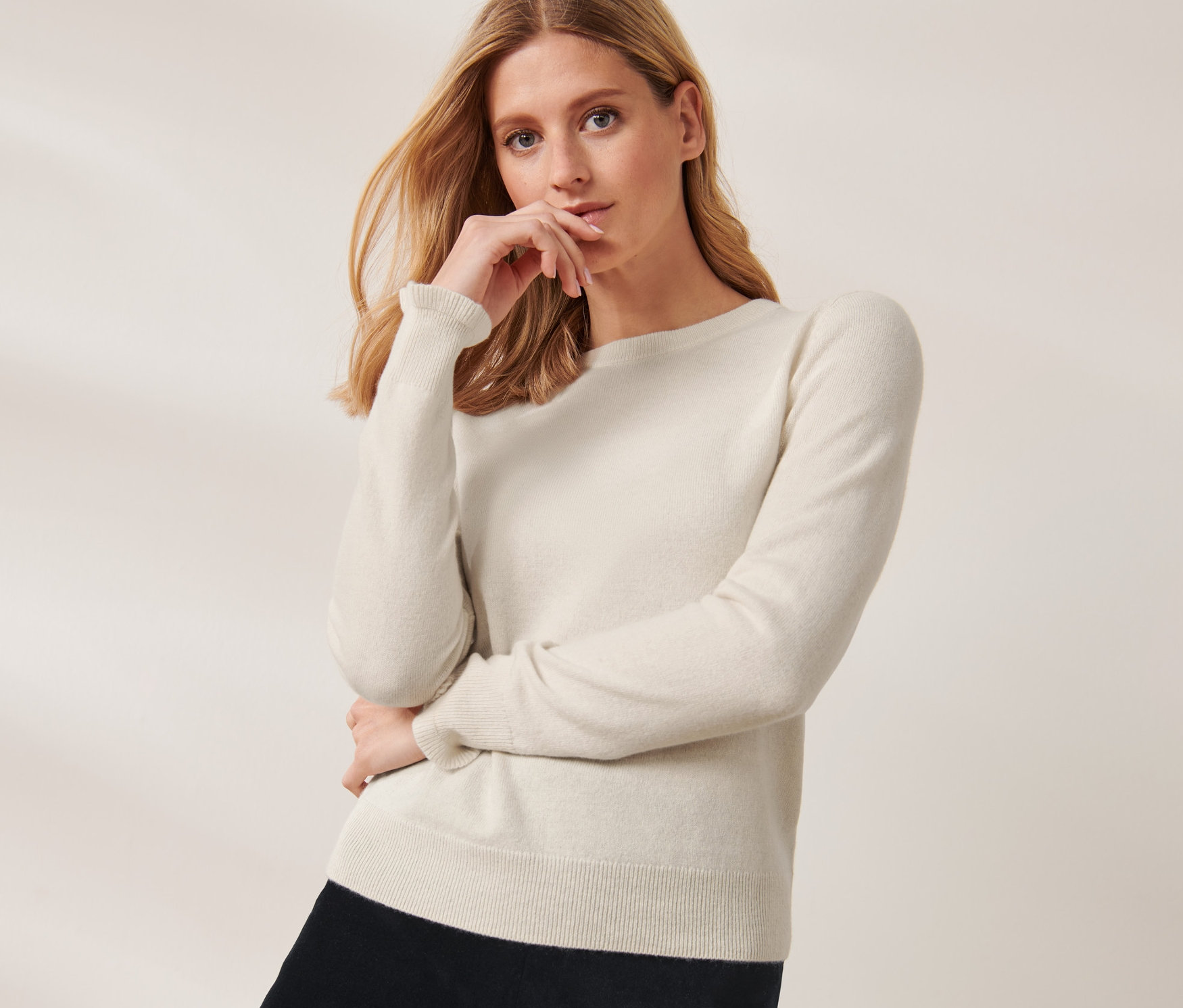 Frau posiert in ecru Feinstrickpullover mit Cashmere.