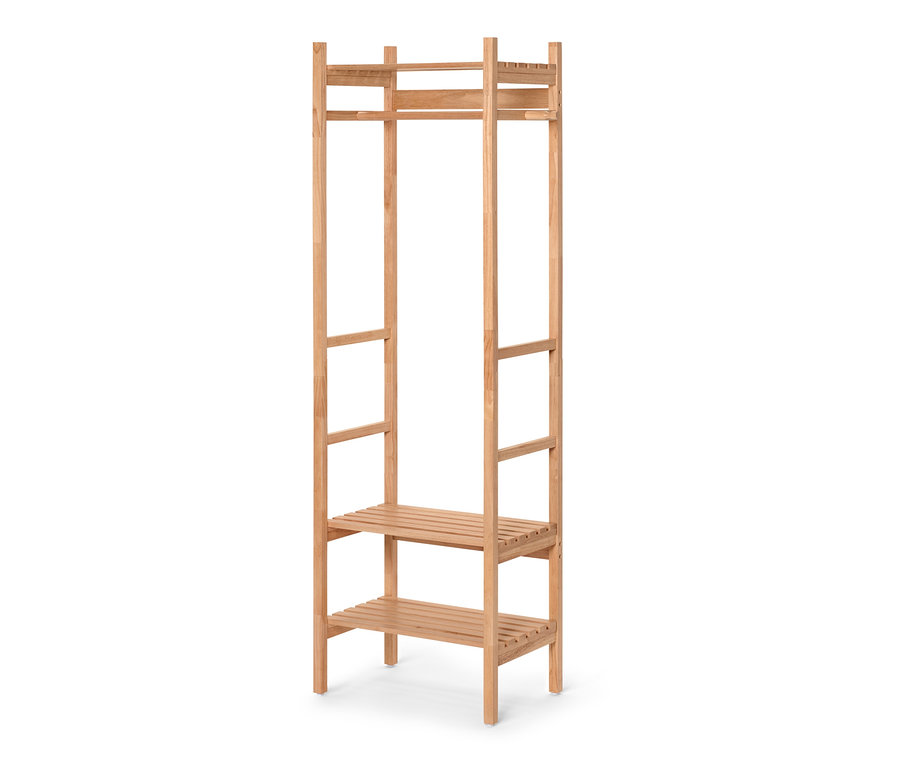 Eine Standgarderobe mit Ablageflächen aus hellem Holz steht vor einem weißen Hintergrund.