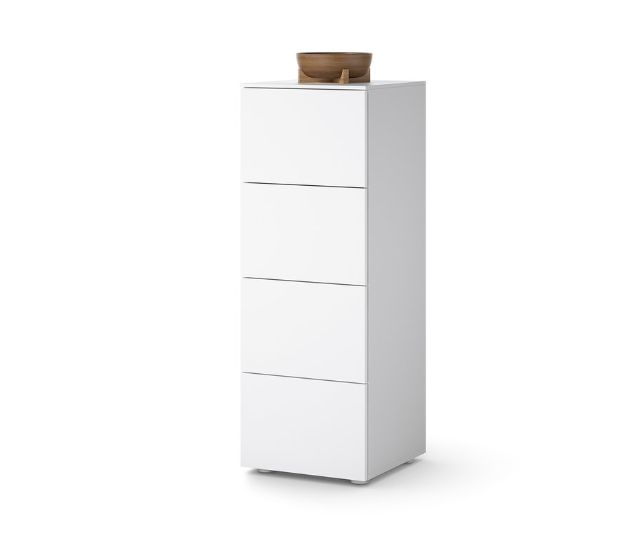 Weiße Kommode mit vier Schubladen und einer Holzschale oben drauf.