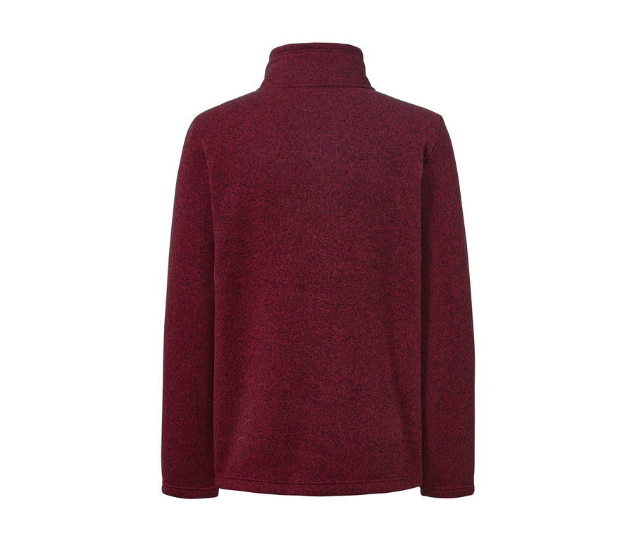 Detailansicht einer roten Strickfleece-Jacke.