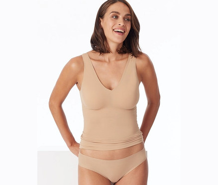 Frau trägt ein Tanktop und einen SCHIESSER invisible Rio-Slip mit Baumwolle, maple.
