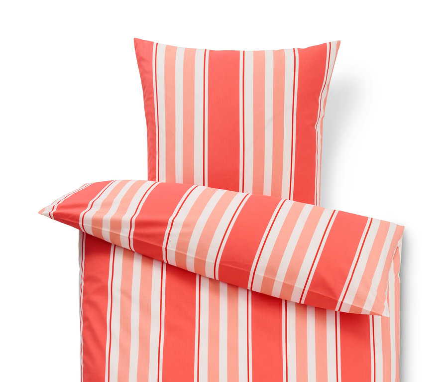 Detailansicht von korallenfarbener Renforcé-Bettwäsche in Normal- und Übergröße aus Baumwolle.