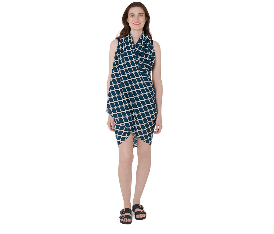 Frau trägt ein Multifunktionstuch mit blau-weißem Muster als Kleid.