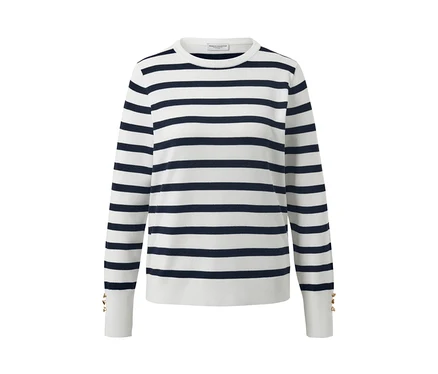 Gestreifter, weißer Feinstrickpullover.