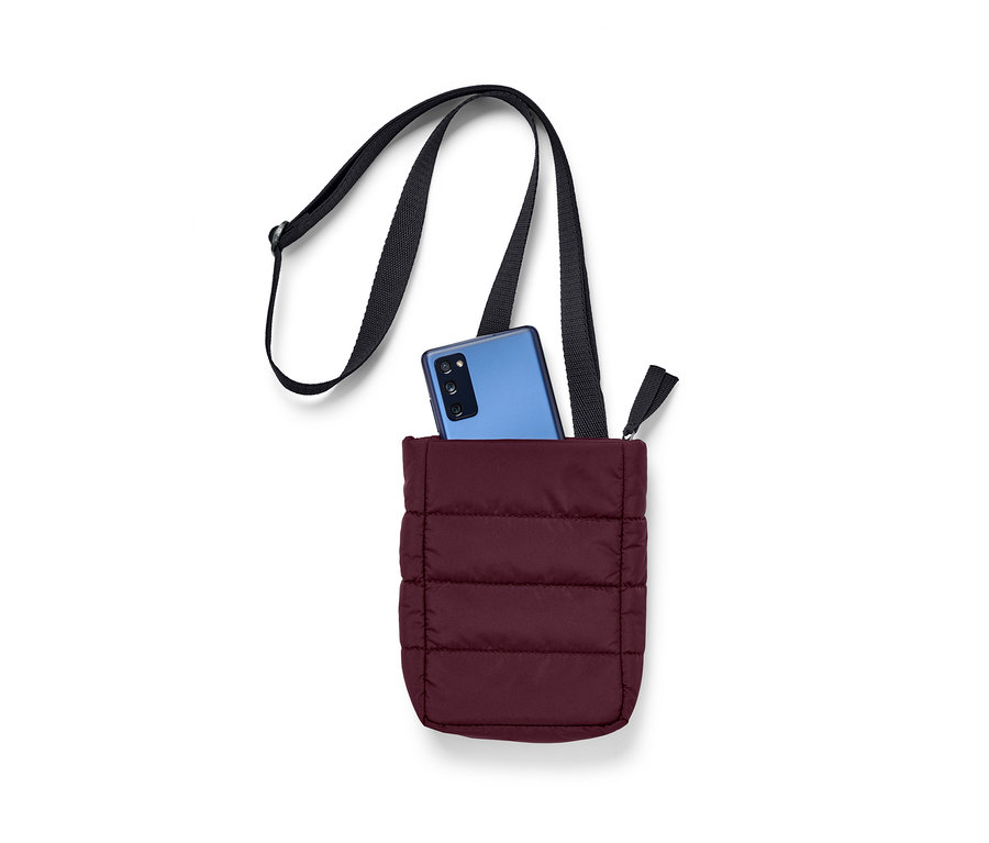 Eine weinrote isolierte Smartphone-Tasche mit einem blauen Smartphone darin.