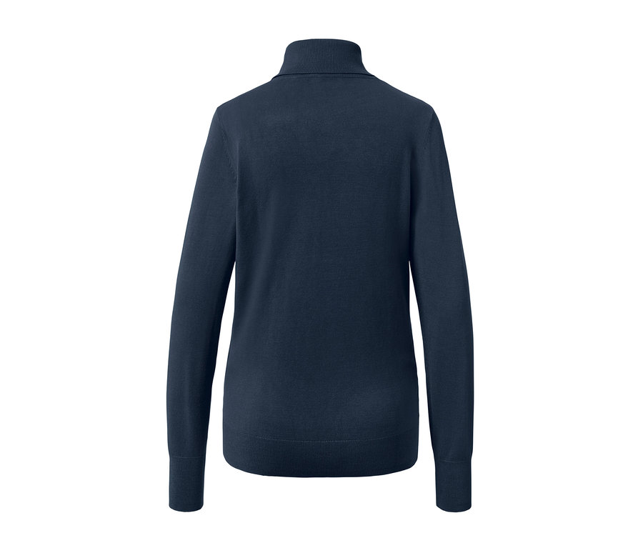 Detailansicht der Rückseite eines dunkelblauen Feinstrick-Rollkragenpullovers.
