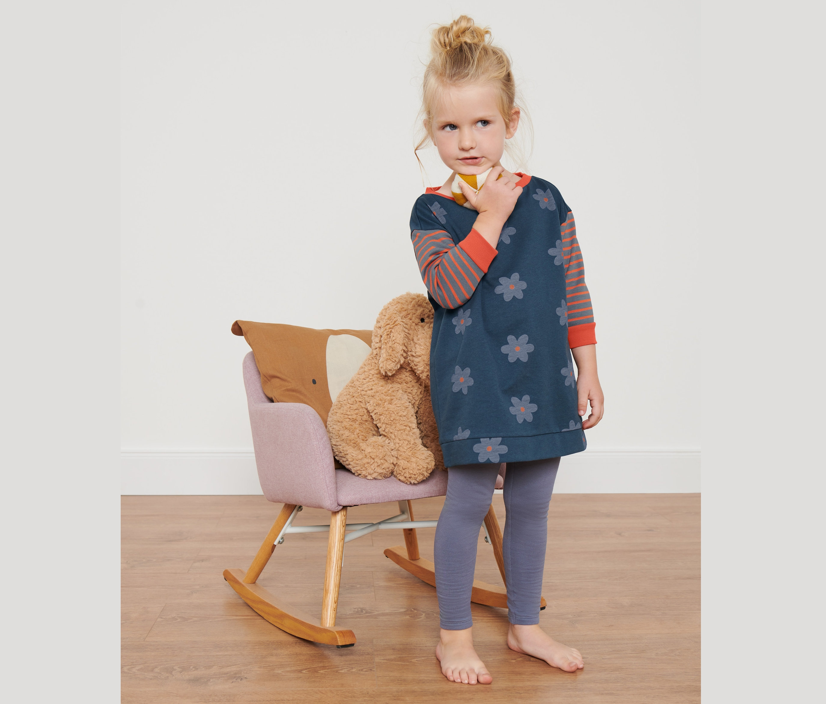 Mädchen trägt einen Kleinkinder-Longsweater mit Blumenmuster.