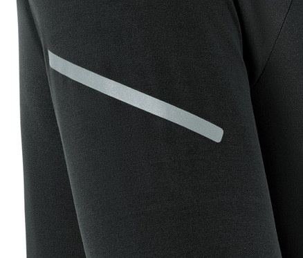 Detailaufnahme eines schwarzen Langarm-Funktionsshirts mit reflektierendem Streifen.