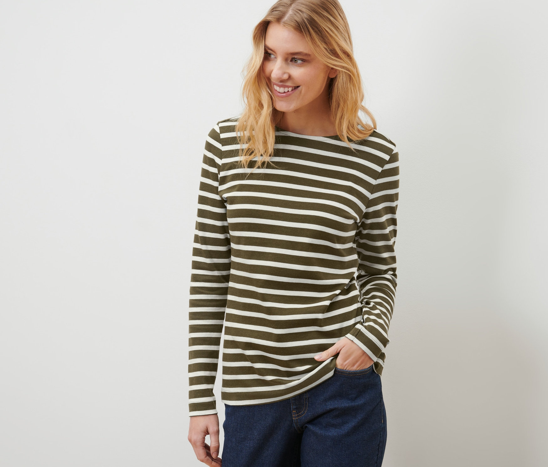 Frau trägt ein gestreiftes Langarmshirt.