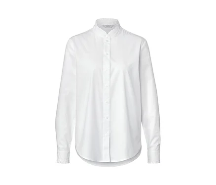 Weisse Bluse mit Rüschendetail.