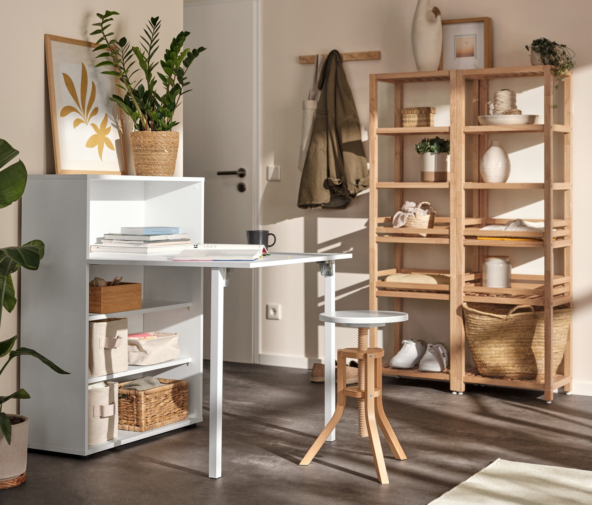 Weißes Regal mit ausklappbarem Tisch, Massivholzregal und Spindelhocker in einem Raum.