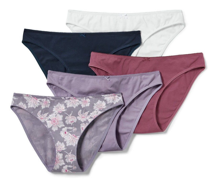 Fünf Slips in verschiedenen Farben und Mustern liegen übereinander.