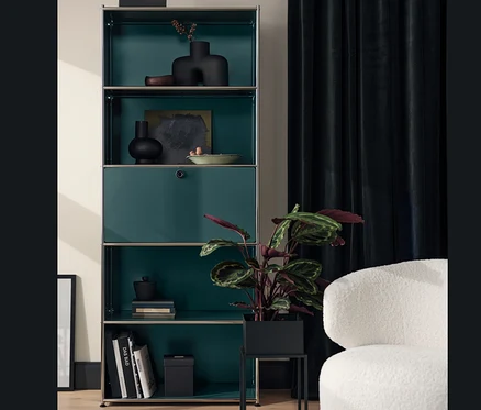Hohes Regal »CN3« mit Klappenfach und Pflanzenbox in einem Wohnzimmer.