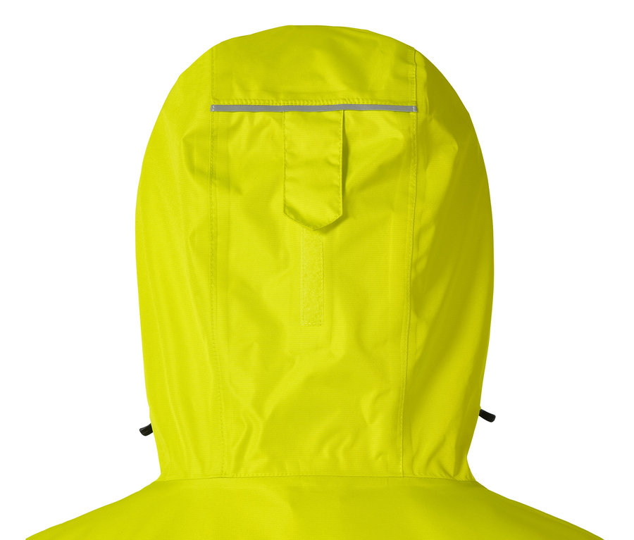 Detailansicht der Kapuze einer gelben Regenjacke.