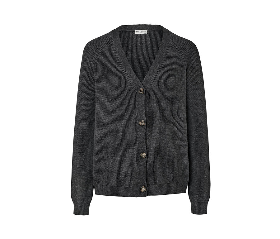 Ein grauer Grobstrick-Cardigan mit Knöpfen.