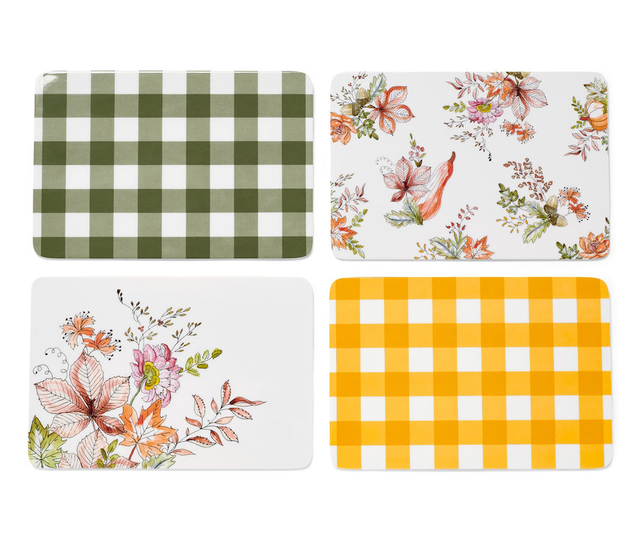Vier Frühstücksbretter: zwei mit Blumenmuster, ein grün kariertes und ein gelb kariertes.