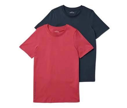 Zwei Kinder-T-Shirts, eines rot und eines dunkelblau.