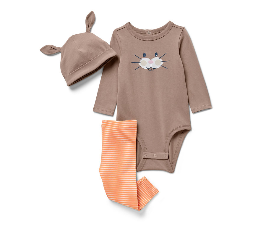 Ein brauner Body mit Hasenaufdruck, orange gestreifte Leggings und eine braune Mütze mit Ohren, ein Baby-Set.