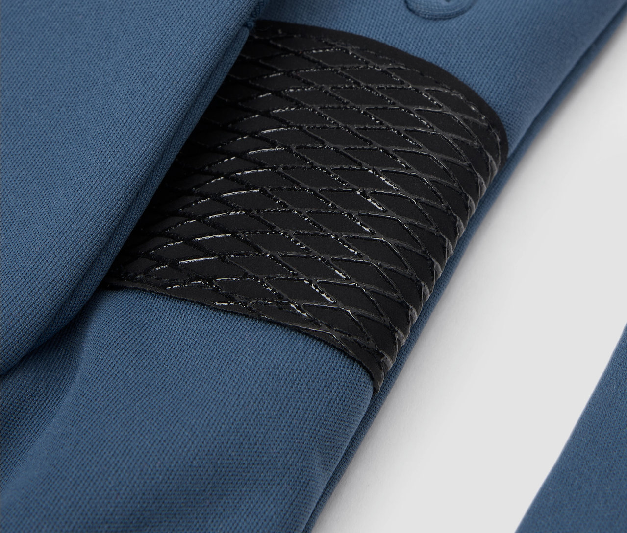 Detailaufnahme von blauen Kinder-Softshellhandschuhen.