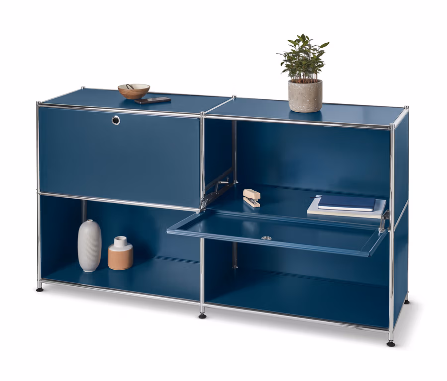 Blaues Sideboard Metall »CN3« mit versetzbaren Klappenfächern. Auf der Oberseite des Schranks befindet sich eine Topfpflanze.