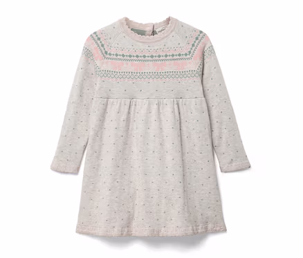 Graues, langärmeliges Kleid mit Muster auf der Brust.