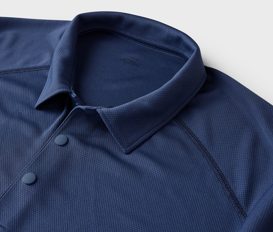 Detailaufnahme eines blauen Funktions-Poloshirts.