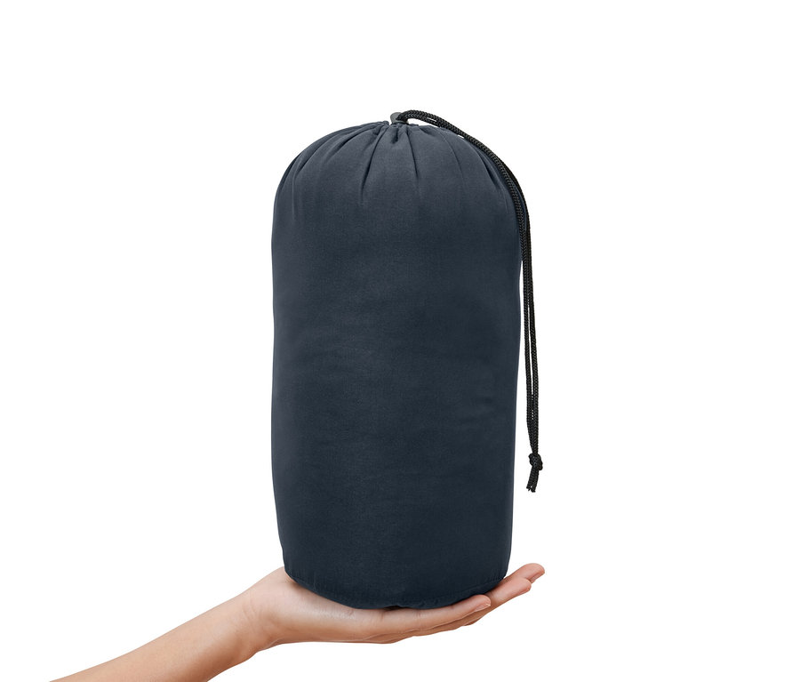 Hand hält Camping-Kissen.