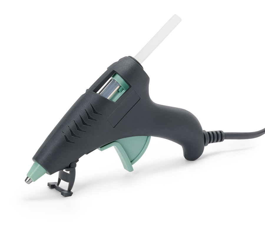 Eine graue Klebepistole mit einem transparenten Klebestift.