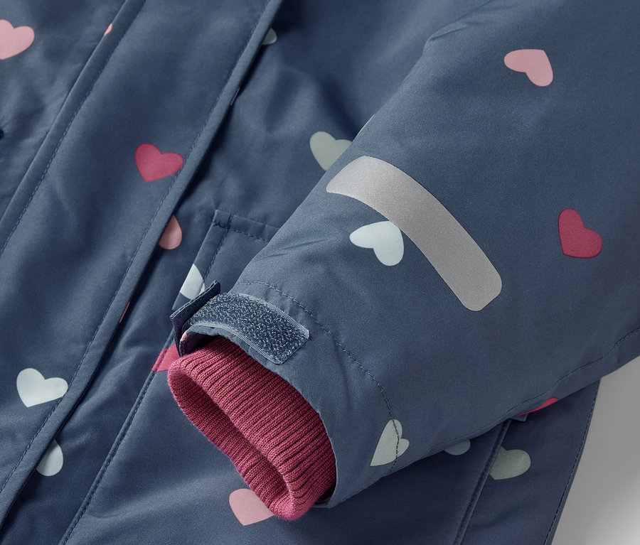 Detail einer blauen 2-teiligen Kinder-Schneekombi mit rosa und weißen Herzen.