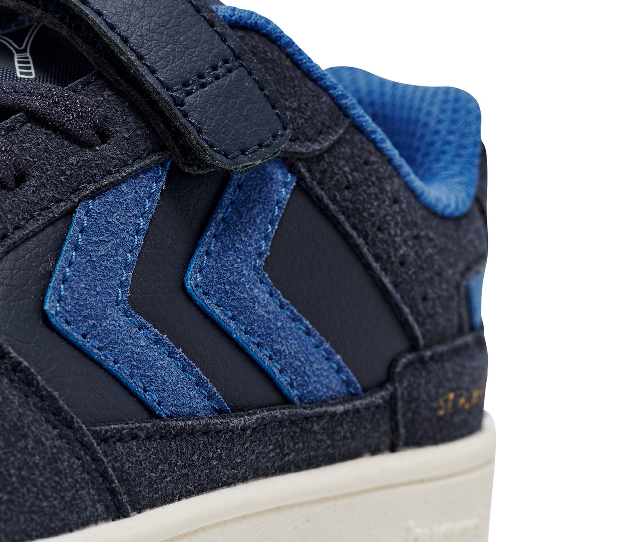 Detailaufnahme eines blauen HUMMEL ST Power play SP Jr.