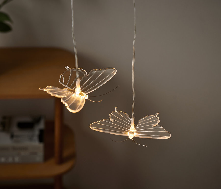 Zwei schmetterlingsförmige Lampen hängen von der Decke.