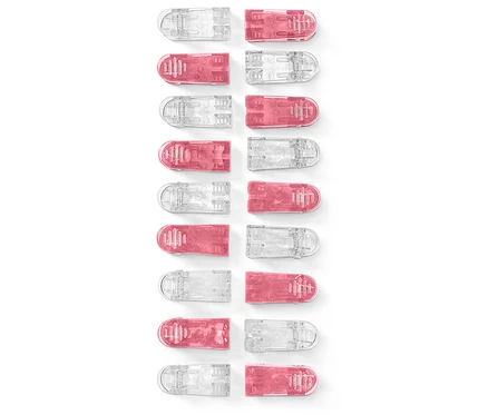 Nahaufnahme von 20 Stoffklammern, abwechselnd rosa und transparent.